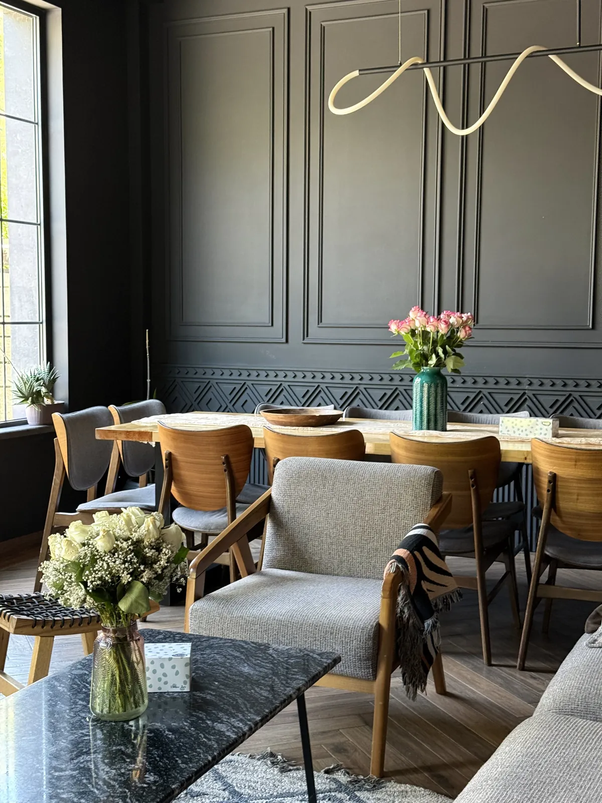 Длинный обеденный стол с деревянными стульями в столовой Black Inn Dilijan