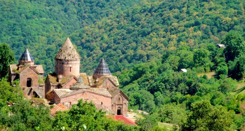 Գոշավանքի համալիրը ամռանը՝ կանաչ անտառապատ բլուրների ֆոնին