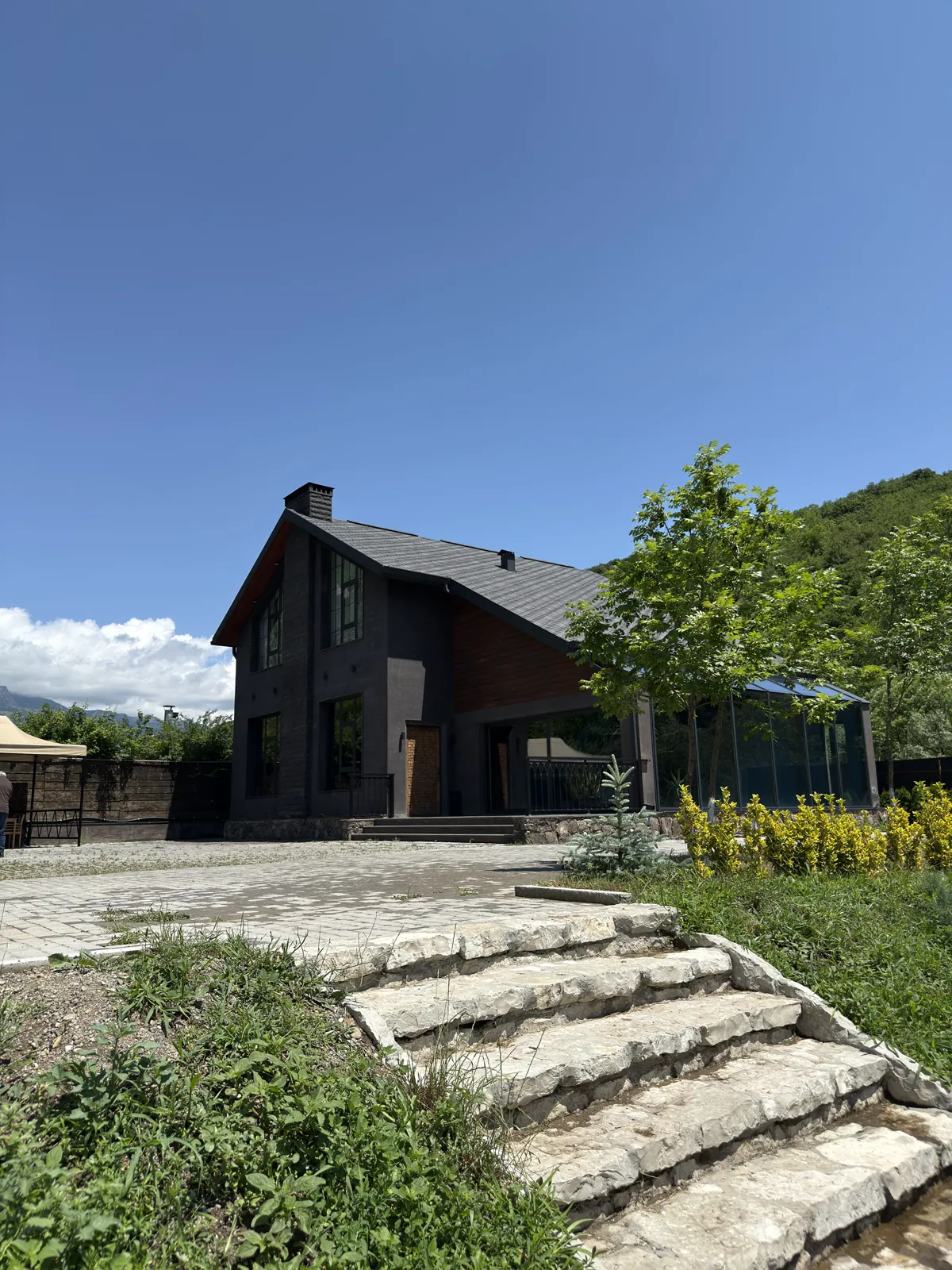 Дом Black Inn Dilijan летом, вид со стороны каменных ступеней