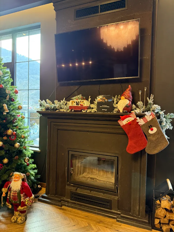 Բուխարին՝ տոնական գուլպաներով և ձմեռ պապիկով
